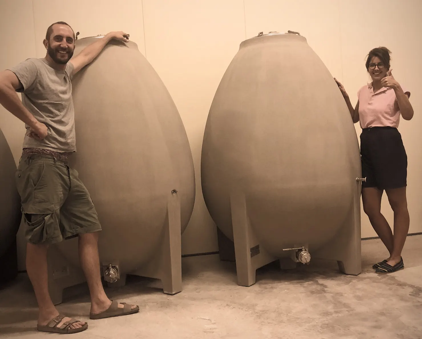 Antoine Lienhardt et une collaboratrice à côté des deux nouveaux œufs en béton