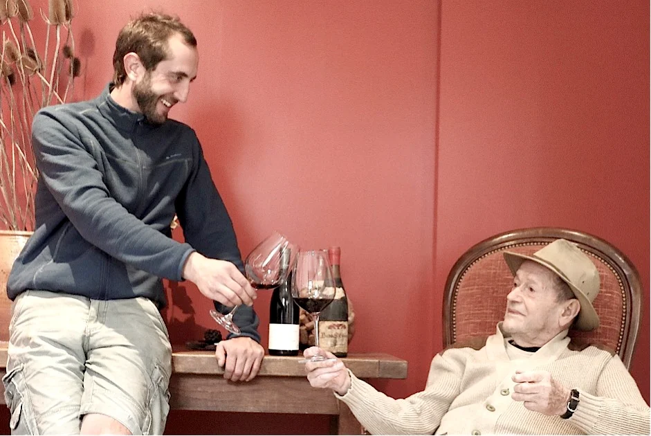 Antoine et son grand-père Maurice au caveau en 2016