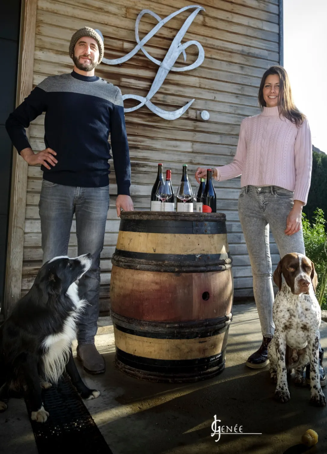 Antoine et Héloïse Lienhardt devant le chai, avec leurs deux chiens
