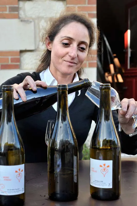 Une vigneronne sert du vin lors des Caves de la Vallée du Cher