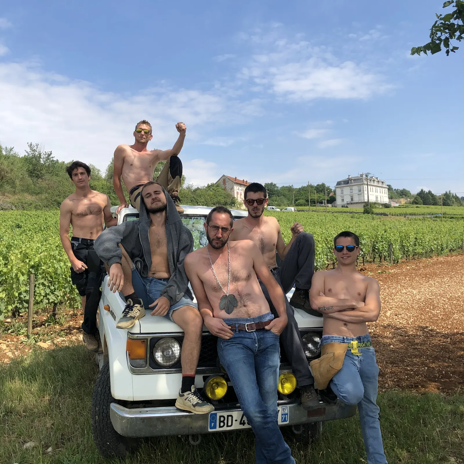 Le « Grand Crew » 2020 posant sur une voiture dans les vignes