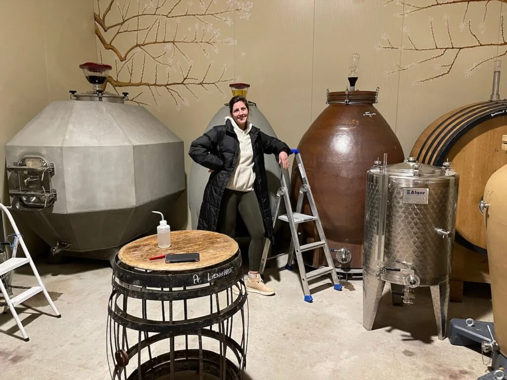 Au chai du Domaine Antoine Lienhardt, parmi les contenants d’élevage